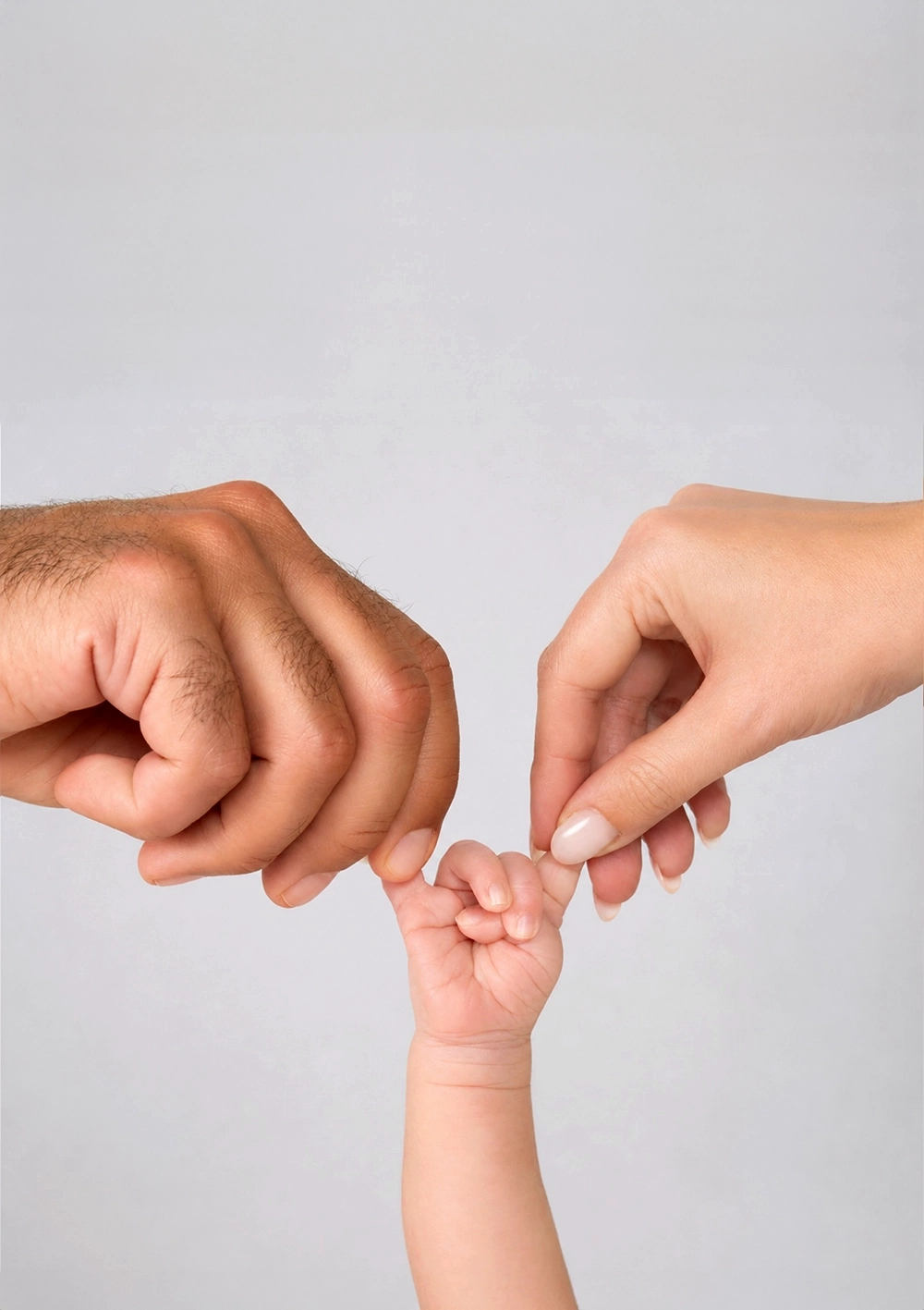 Fotografia newborn de bebé com as mãos dos pais